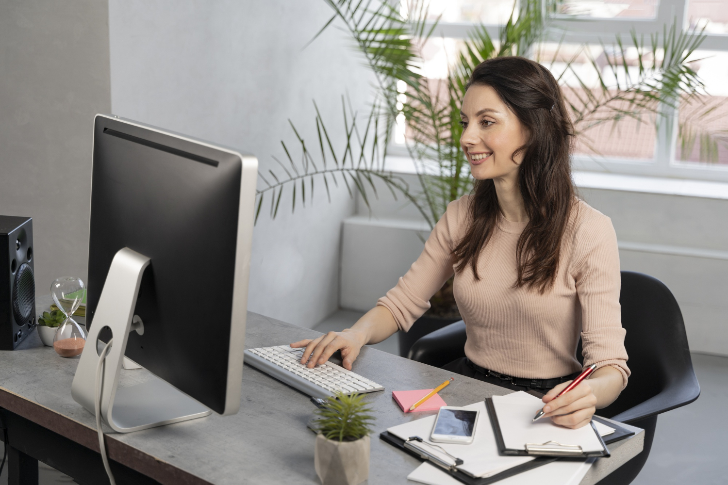 Equipo administrativo de una clínica trabajando con tecnología